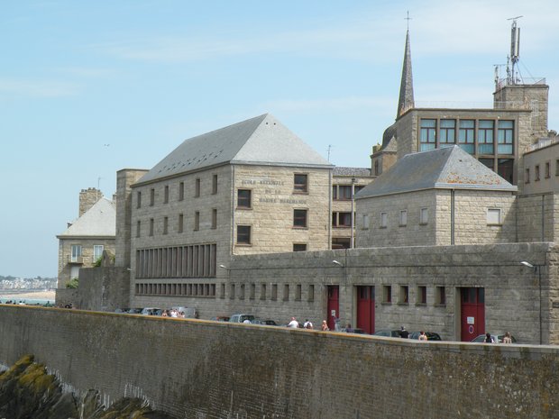 Pour une exposition publique des 4 projets du nouveau Musée Maritime dans la chapelle de la Victoire.